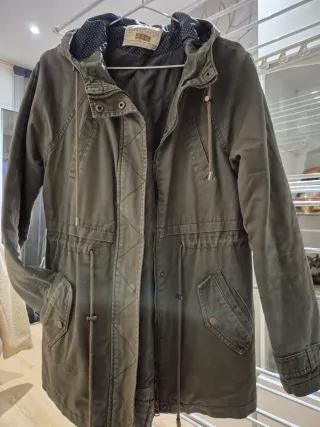 Chaqueta verde militar con capucha