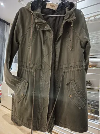 Chaqueta verde militar con capucha