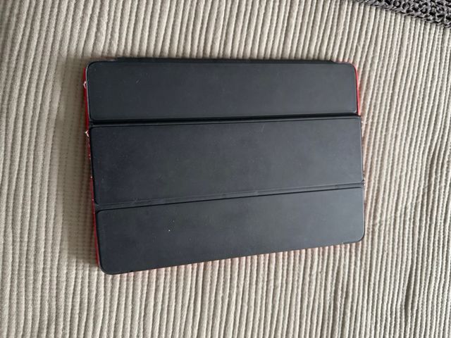 iPad Pro 9,7 Vermelho e Cinza com capa e teclado