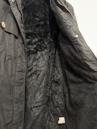 Chaquetón largo negro con pelo interior