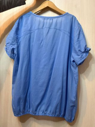 Blusa azul de manga corta