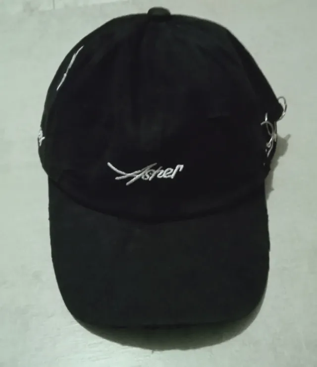 Boné preto ajustável com detalhes