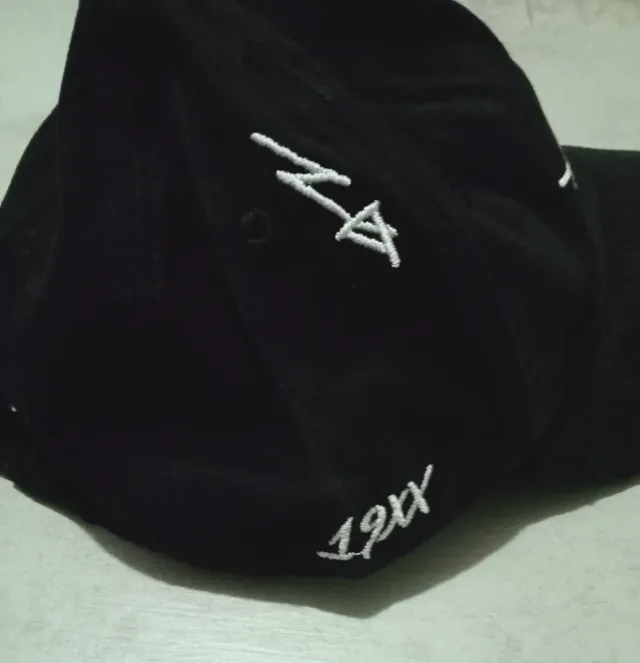 Boné preto ajustável com detalhes