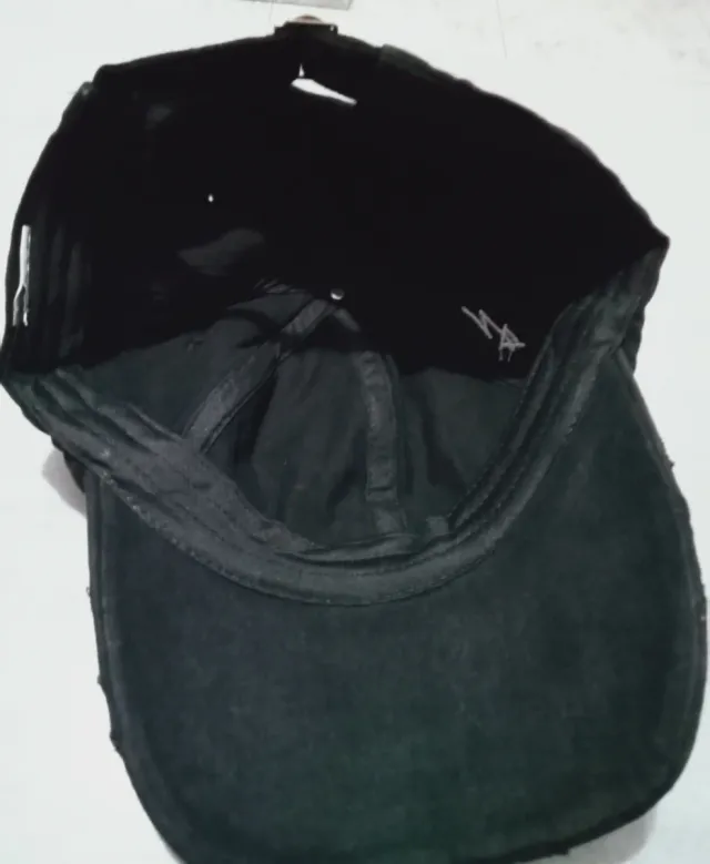 Boné preto ajustável com detalhes