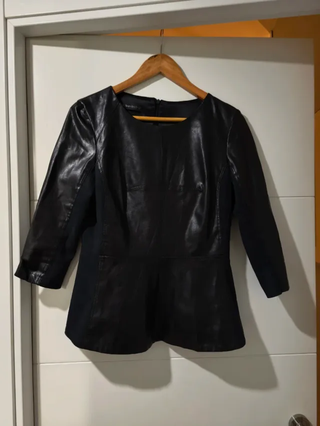 Top peplum efecto piel y ante