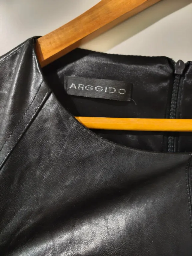 Top peplum efecto piel y ante