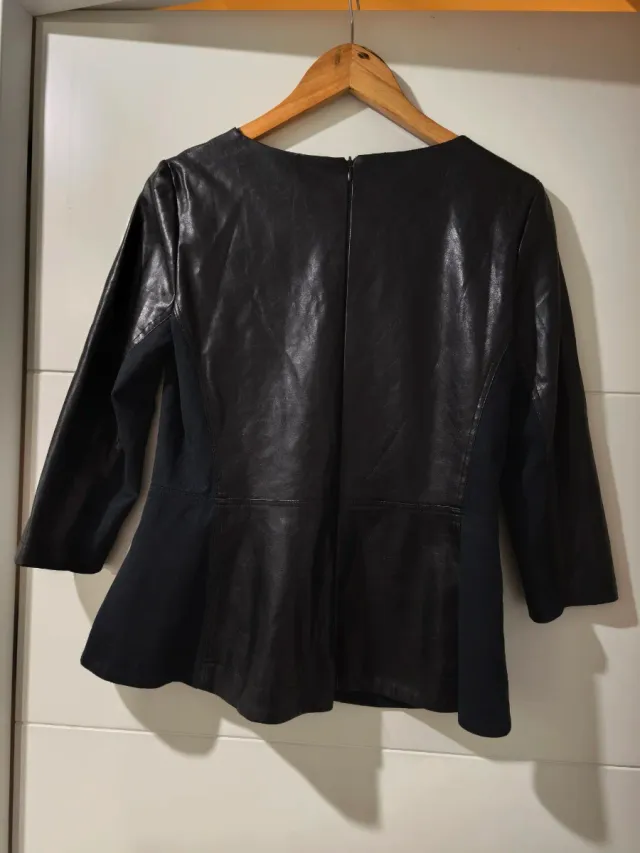 Top peplum efecto piel y ante