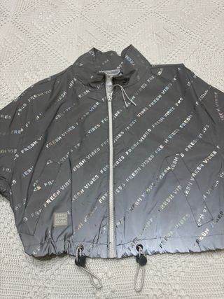 Cortavientos mujer corto gris metalizado