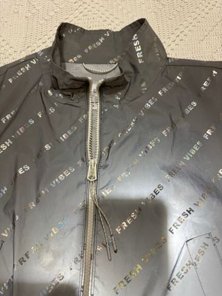 Cortavientos mujer corto gris metalizado