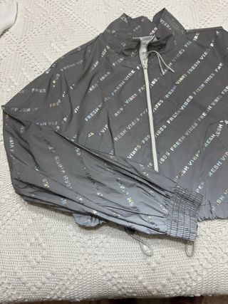 Cortavientos mujer corto gris metalizado