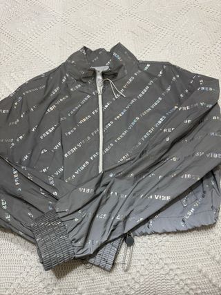 Cortavientos mujer corto gris metalizado