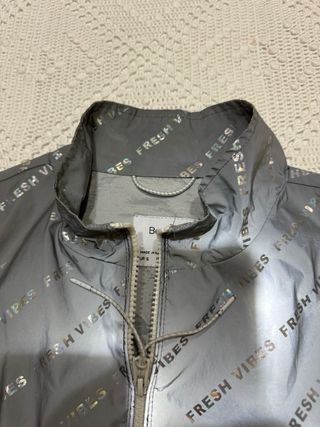 Cortavientos mujer corto gris metalizado