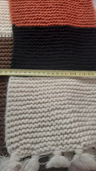 Bufanda tejida con flecos