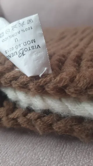 Bufanda tejida con flecos