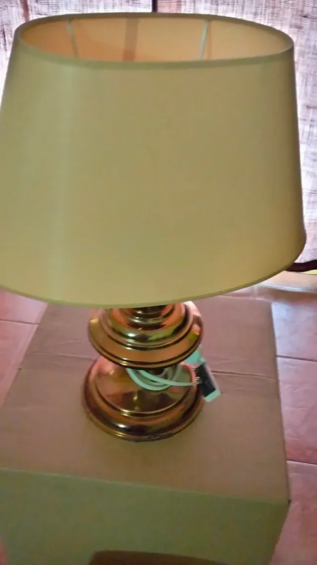 2 LAMPARAS DE MESA, BEIG Y DORADAS !!