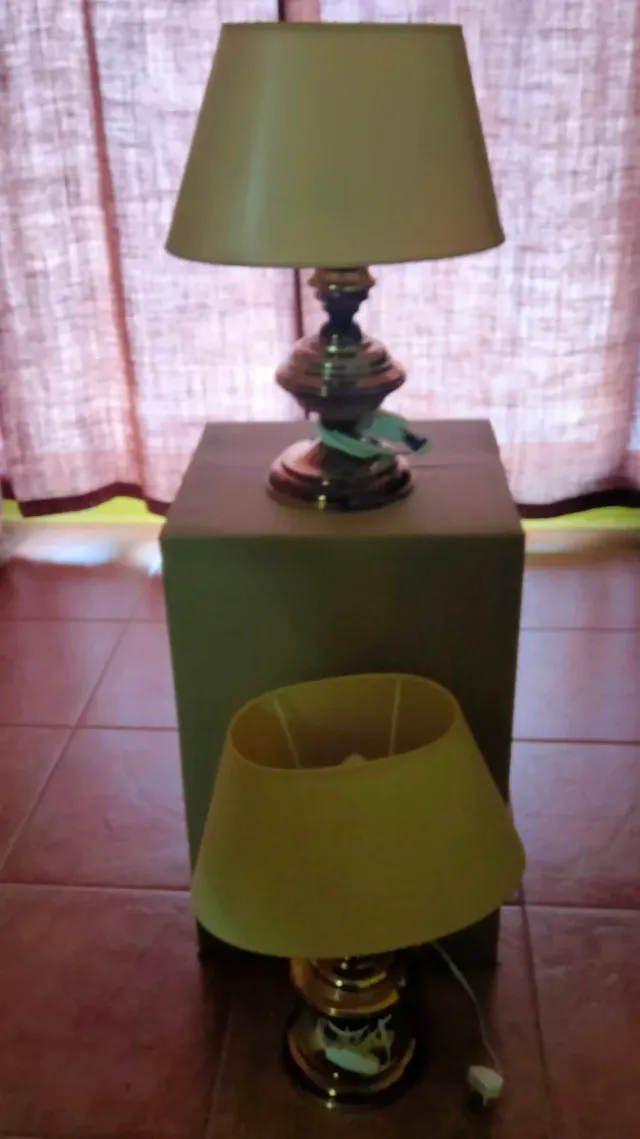 2 LAMPARAS DE MESA, BEIG Y DORADAS !!