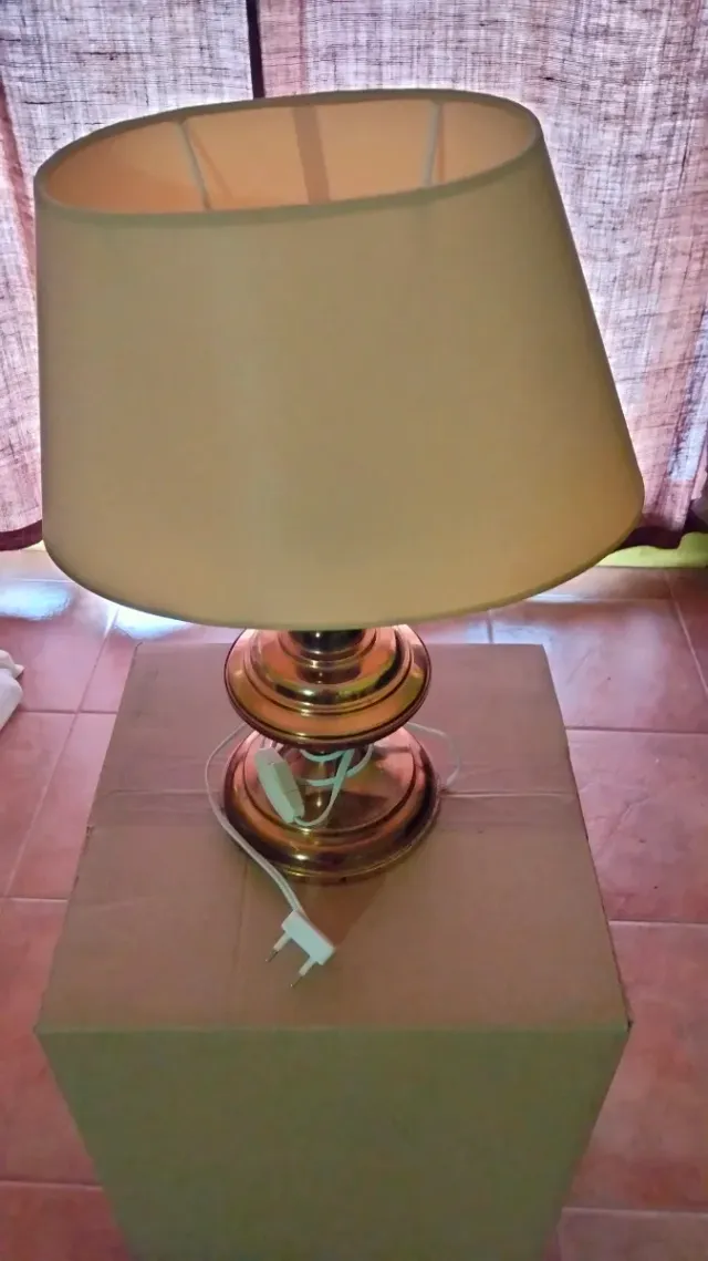 2 LAMPARAS DE MESA, BEIG Y DORADAS !!