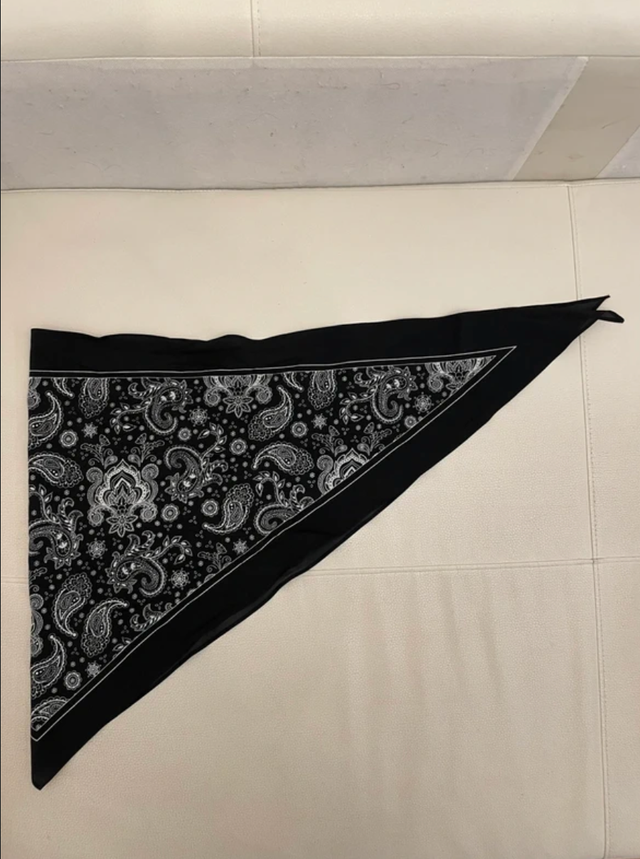 Pañuelo negro con estampado paisley