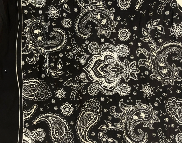 Pañuelo negro con estampado paisley