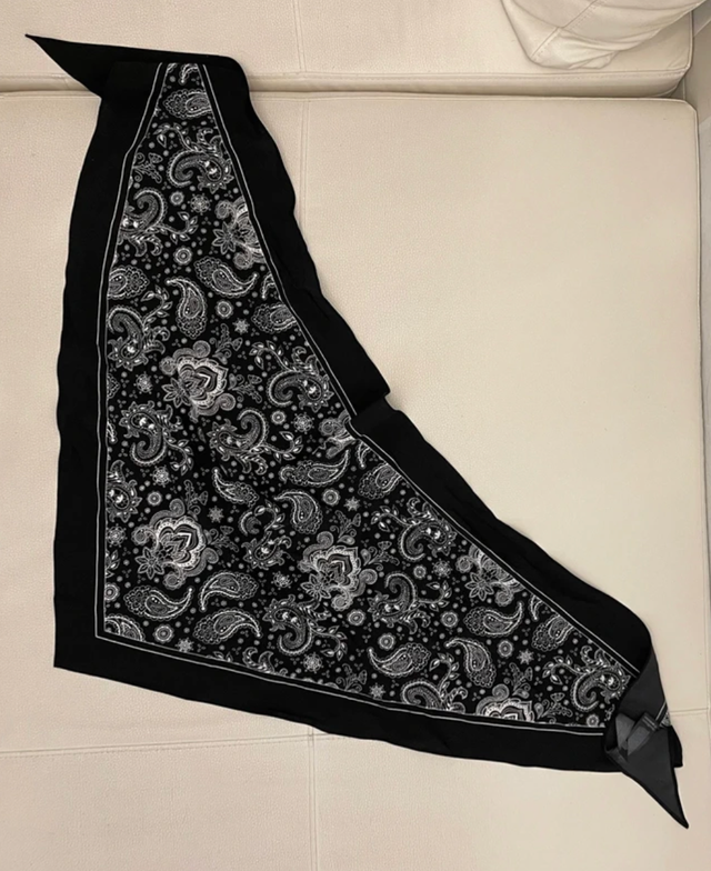 Pañuelo negro con estampado paisley