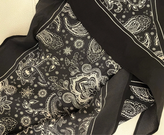 Pañuelo negro con estampado paisley