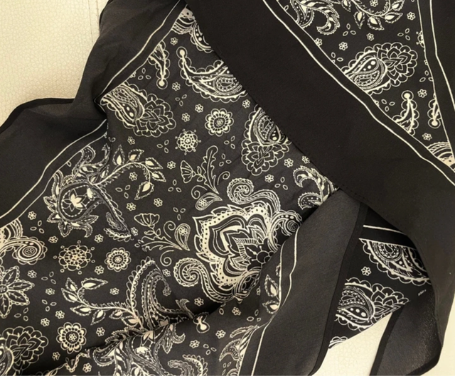 Pañuelo negro con estampado paisley