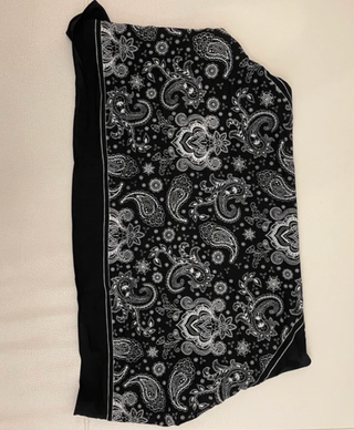 Pañuelo negro con estampado paisley