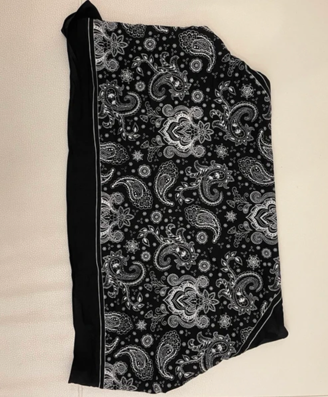Pañuelo negro con estampado paisley