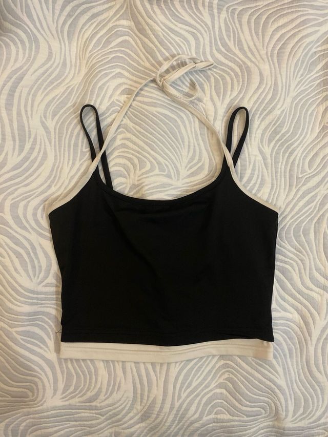 Top negro con ribete blanco