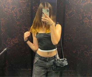 Top negro con ribete blanco