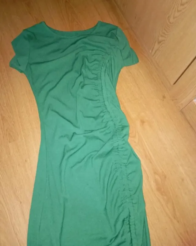 Vestido verde con fruncido lateral