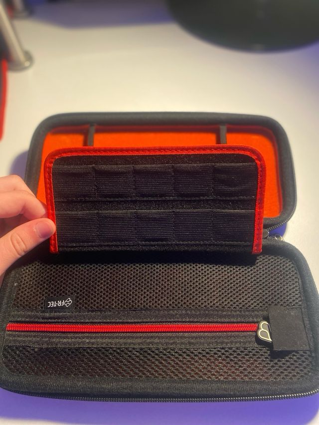 Custodia per Nintendo Switch firmata da Ray Bacon