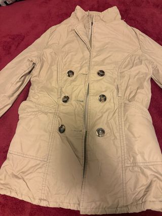 Abrigo beige estilo gabardina