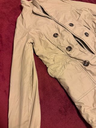 Abrigo beige estilo gabardina