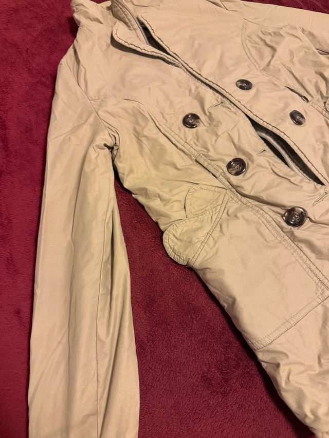 Abrigo beige estilo gabardina