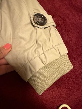 Abrigo beige estilo gabardina