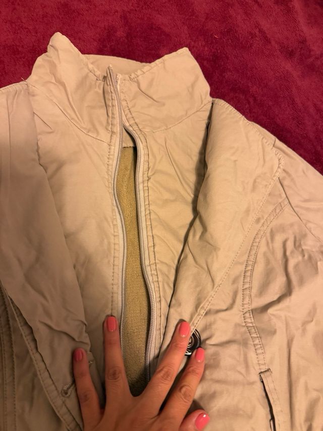 Abrigo beige estilo gabardina