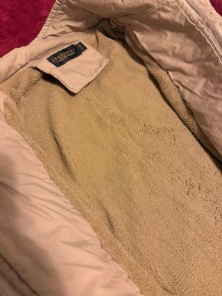 Abrigo beige estilo gabardina