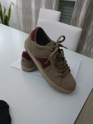 Zapatillas Beige y Rojo Hombre