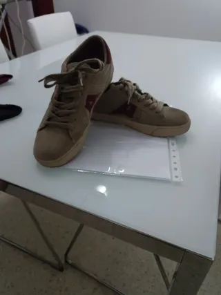 Zapatillas Beige y Rojo Hombre