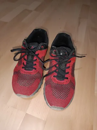 Zapatillas Trail/Montaña Rojas y Negras