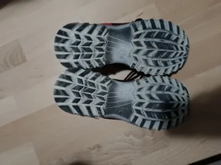 Zapatillas Trail/Montaña Rojas y Negras