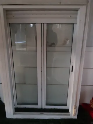 Ventana corredera ,1.65cm alto y 99 cm ancho.