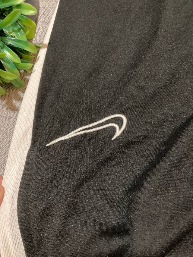 Pantalón Nike Negro con Blanco
