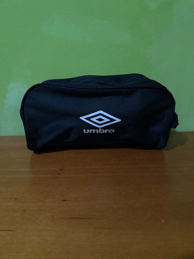 Neceser Umbro Negro con Botas de fútbol Nike