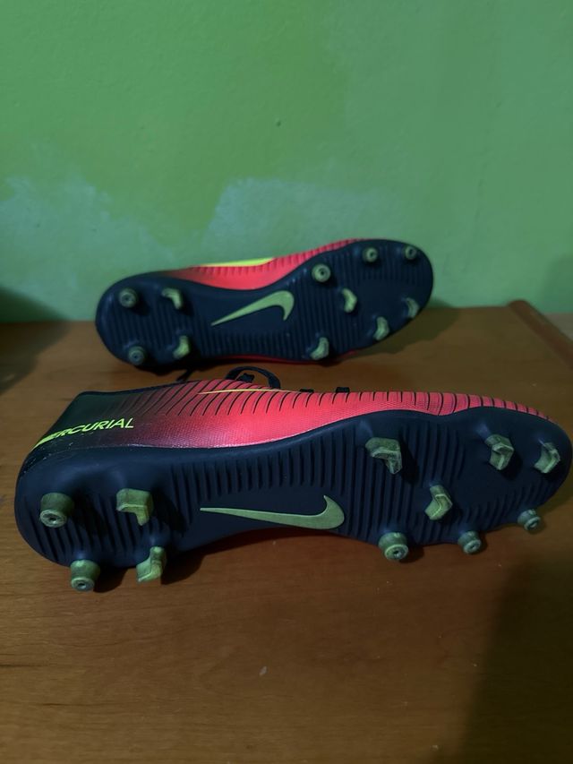 Neceser Umbro Negro con Botas de fútbol Nike