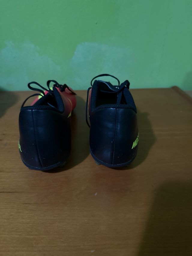 Neceser Umbro Negro con Botas de fútbol Nike