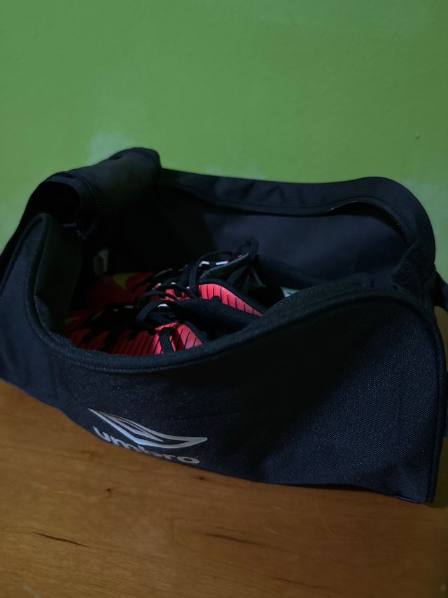 Neceser Umbro Negro con Botas de fútbol Nike