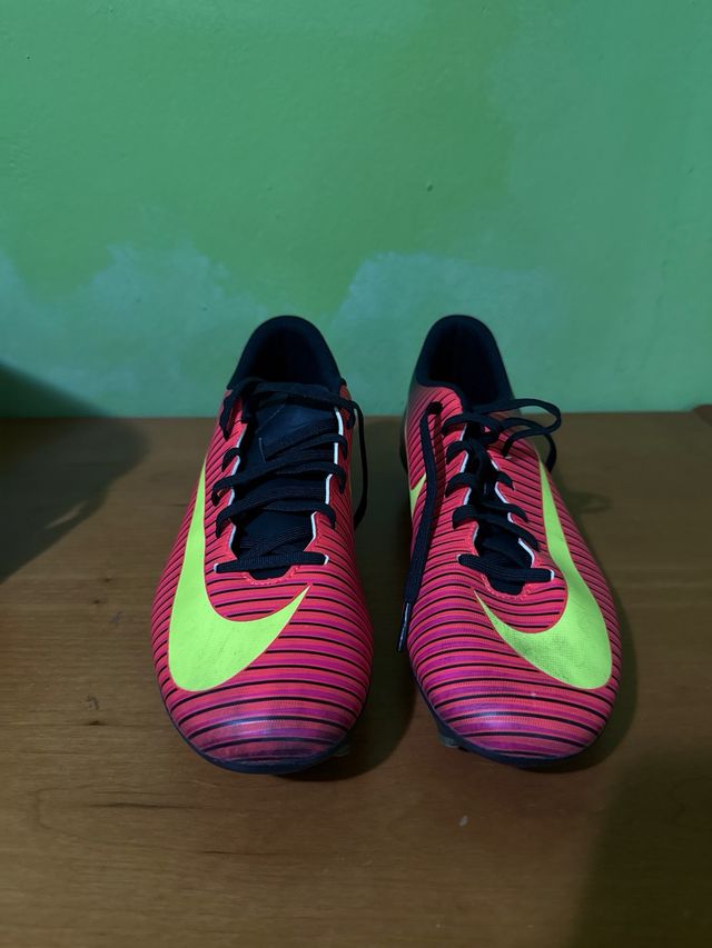 Neceser Umbro Negro con Botas de fútbol Nike