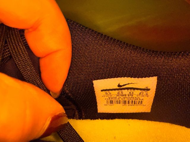 Neceser Umbro Negro con Botas de fútbol Nike